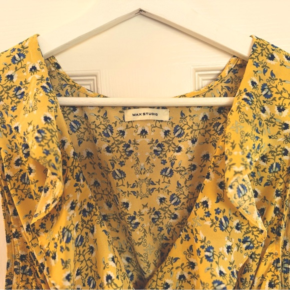 Body flattering blouse with ruffles - Picture 2 of 2